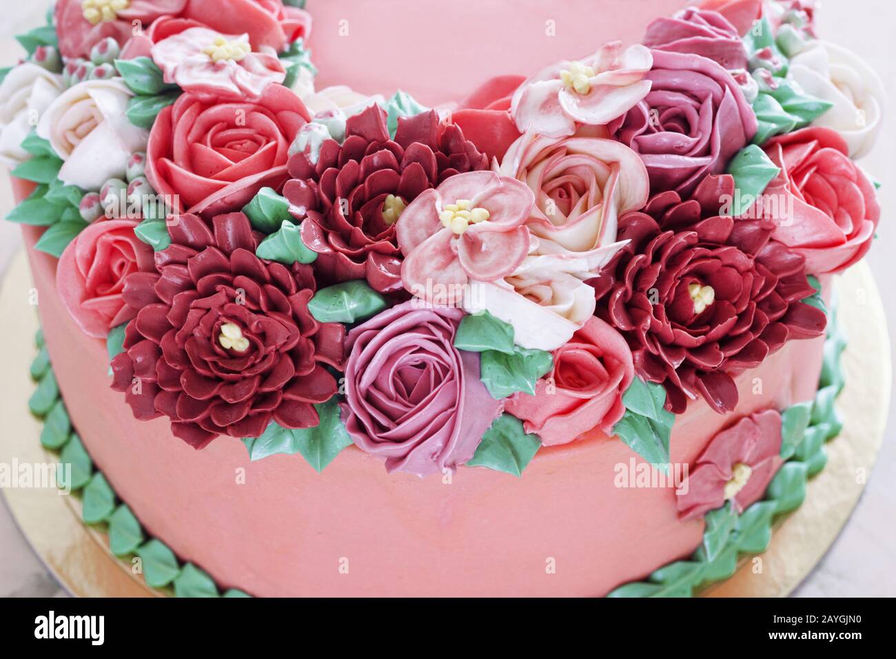 Gateau Festif Lumineux Avec Des Fleurs Lumineuses Faites De Creme Un Gateau De Mariage Pour Une Femme Photo Stock Alamy