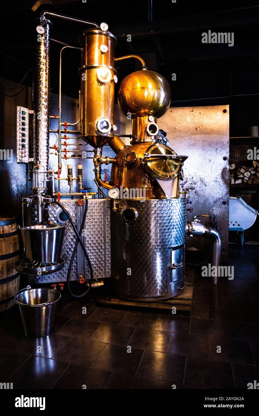 Alcool toujours à la distillerie d'artisanat spécialisée Ironworks à petite série à Lunenburg, en Nouvelle-Écosse. Banque D'Images