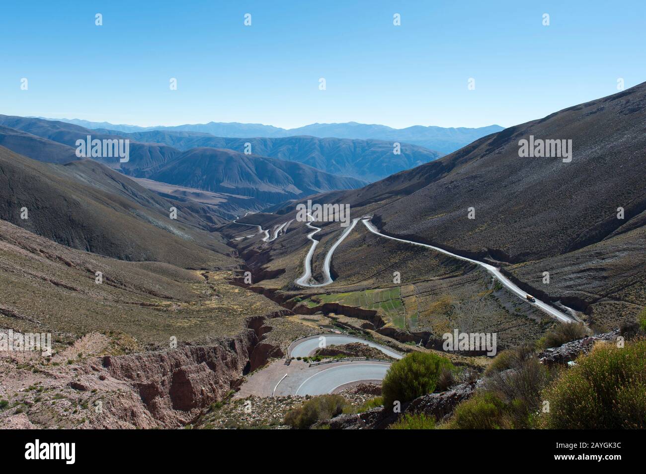 Vue depuis Lipan Pass of Highway 52 dans les Andes près de Purmamarca, province de Jujuy, Argentine. Banque D'Images