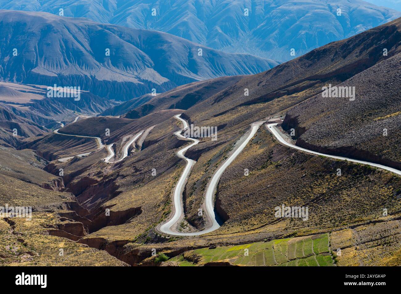 Vue depuis Lipan Pass of Highway 52 dans les Andes près de Purmamarca, province de Jujuy, Argentine. Banque D'Images