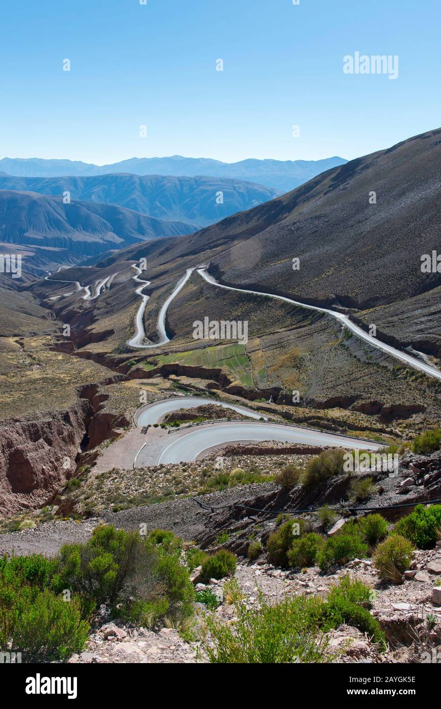 Vue depuis Lipan Pass of Highway 52 dans les Andes près de Purmamarca, province de Jujuy, Argentine. Banque D'Images