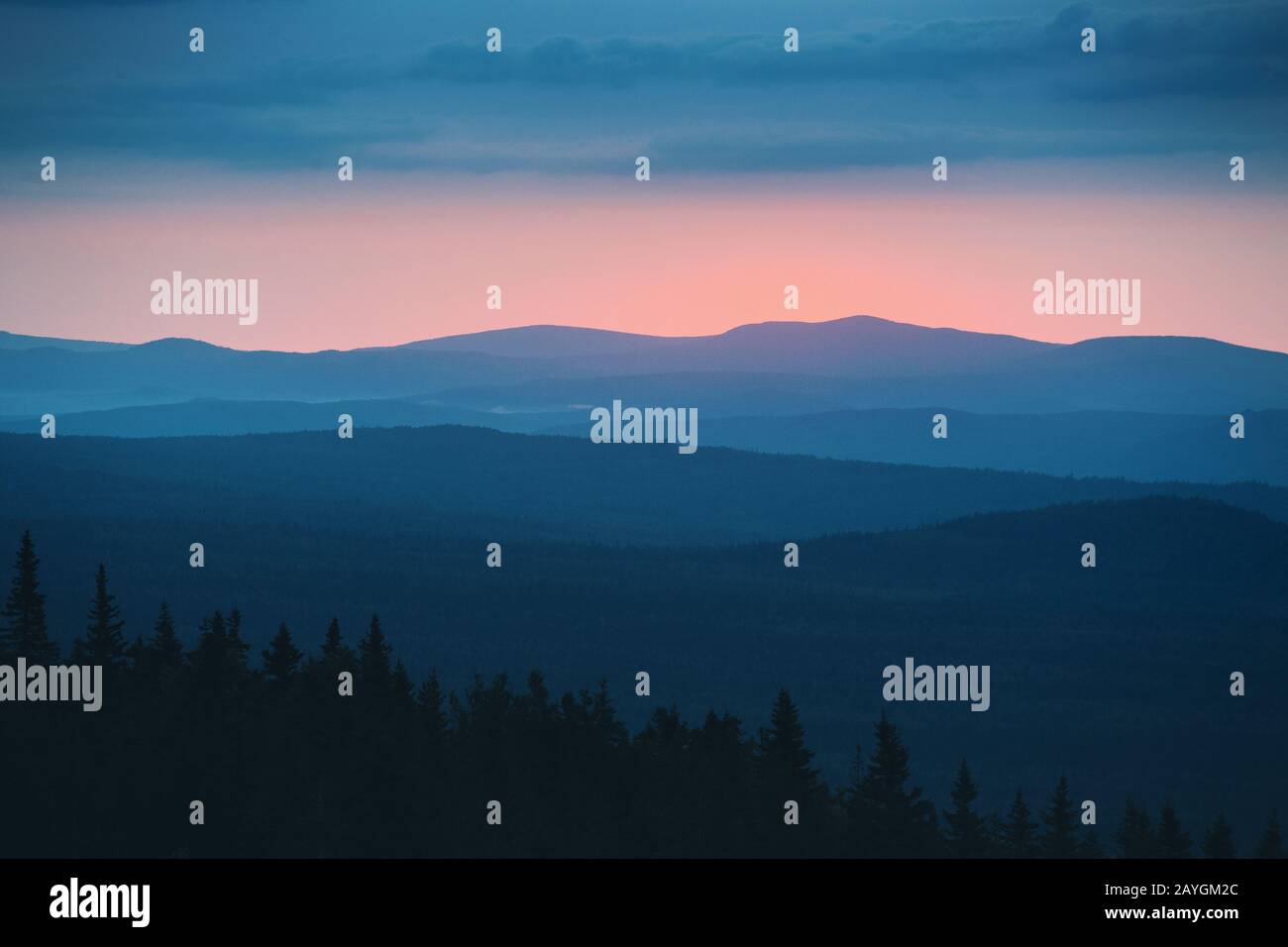 Coucher de soleil naturel spectaculaire dans les montagnes rocheuses sauvages de l'Oural, Russie Banque D'Images