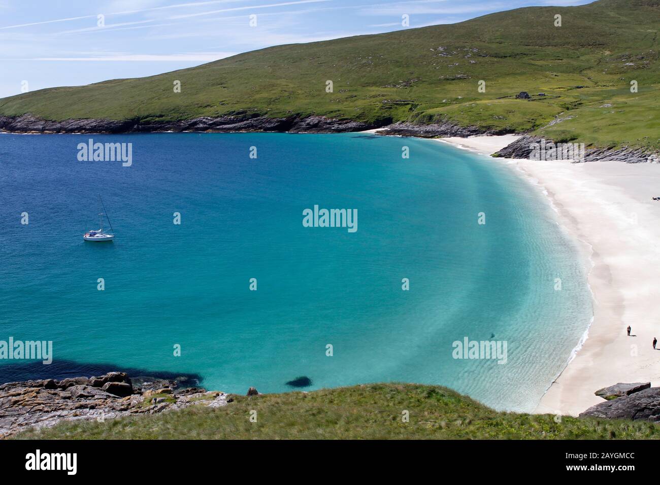 Yacht à voile ancré dans la baie de Mingulay, Mingulay, Iles occidentales, Ecosse Banque D'Images