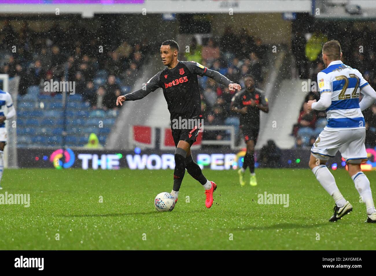Stade Loftus Road, Londres, Royaume-Uni. 15 février 2020. Stade Loftus Road, Londres, Royaume-Uni. Londres, ANGLETERRE - 15 FÉVRIER Tom Ince de Stoke City en action lors du match de championnat Sky Bet entre Queens Park Rangers et Stoke City au stade Loftus Road, Londres le samedi 15 février 2020. (Crédit: Ivan Yordanov | MI News)la photographie ne peut être utilisée qu'à des fins de rédaction de journaux et/ou de magazines, licence requise à des fins commerciales crédit: Mi News & Sport /Alay Live News Banque D'Images