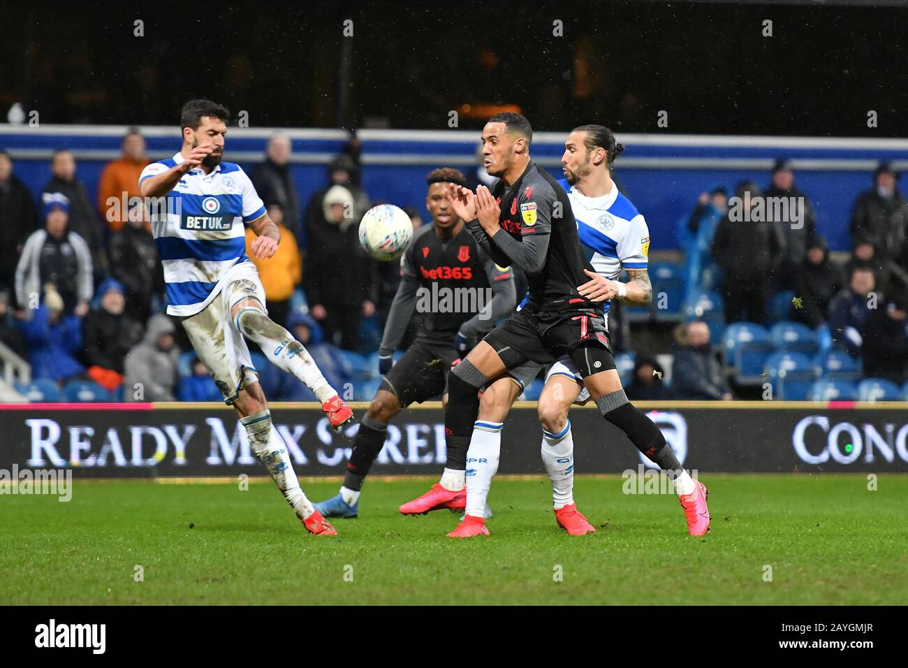 Stade Loftus Road, Londres, Royaume-Uni. 15 février 2020. Stade Loftus Road, Londres, Royaume-Uni. Londres, ANGLETERRE - 15 FÉVRIER Tom Ince de Stoke City se bat pour possession avec Geoff Cameron et Yoann Barbet de QPR lors du match de championnat Sky Bet entre Queens Park Rangers et Stoke City au Loftus Road Stadium, Londres le samedi 15 février 2020. (Crédit: Ivan Yordanov | MI News)la photographie ne peut être utilisée qu'à des fins de rédaction de journaux et/ou de magazines, licence requise à des fins commerciales crédit: Mi News & Sport /Alay Live News Banque D'Images