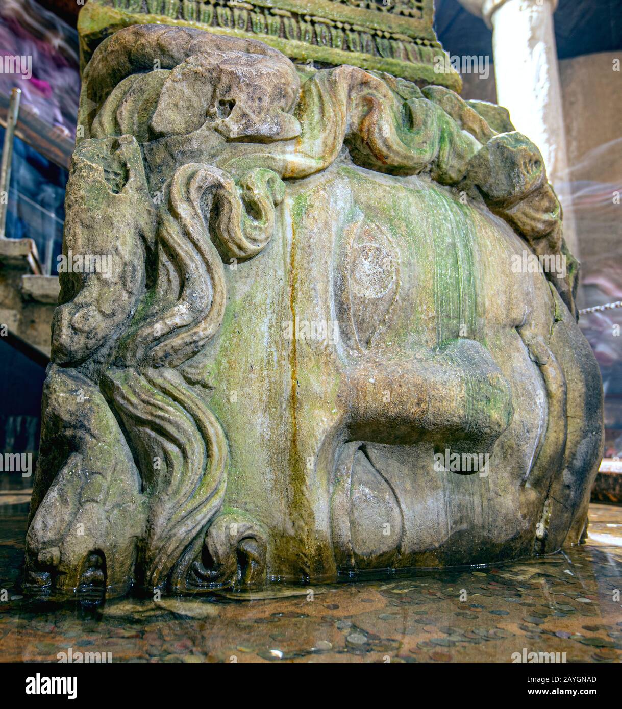 Gros plan Chef de Gorgon Medusa dans la Citerne Basilique ou Yerebatan Sarnici à Istanbul, Turquie Banque D'Images
