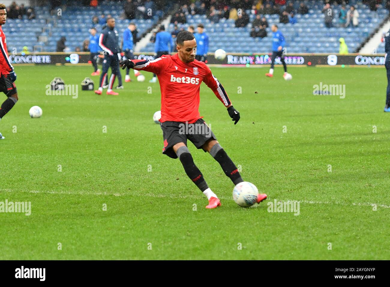 Stade Loftus Road, Londres, Royaume-Uni. 15 février 2020. Londres, ANGLETERRE - 15 FÉVRIER Tom Ince de Stoke City se réchauffe lors du match de championnat Sky Bet entre Queens Park Rangers et Stoke City au stade Loftus Road, Londres le samedi 15 février 2020. (Crédit: Ivan Yordanov | MI News)la photographie ne peut être utilisée qu'à des fins de rédaction de journaux et/ou de magazines, licence requise à des fins commerciales crédit: Mi News & Sport /Alay Live News Banque D'Images