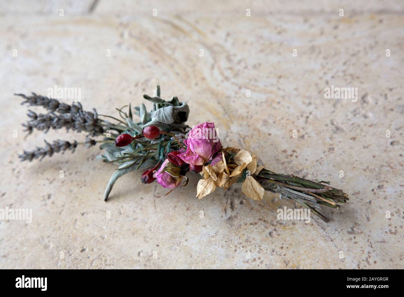 Le sauge, le romarin, la rose et la lavande sont sur fond de marbre Banque D'Images