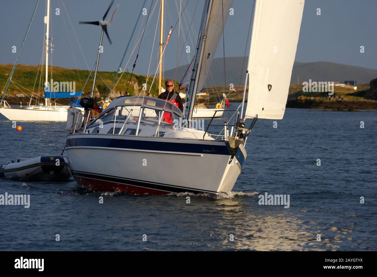 Hallberg Rassy 34 Yacht à voile, sortie du Loch Maddy, Uist Nord, Iles occidentales, Ecosse Banque D'Images