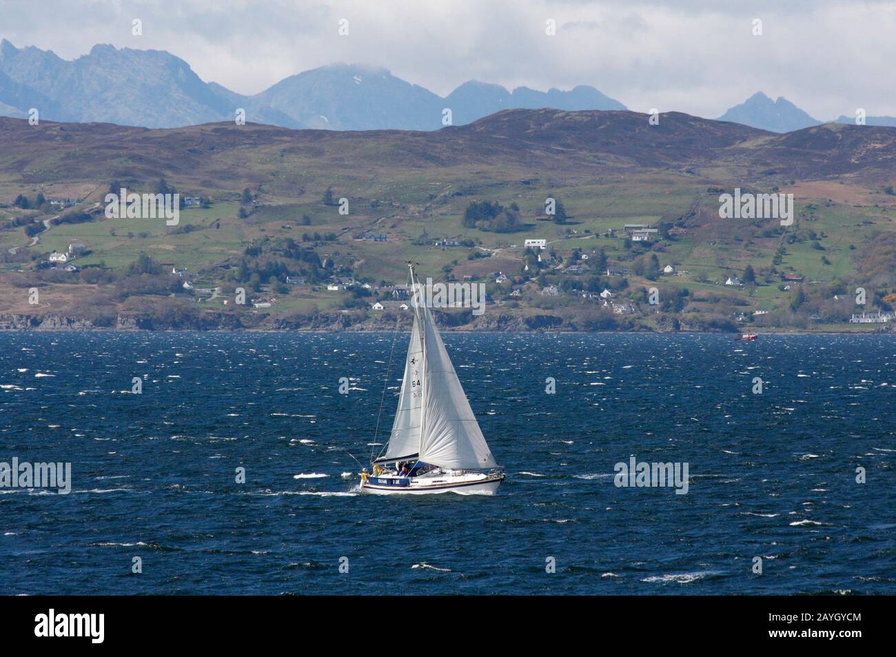 Bateau à voile Ocean Ranger à l'ouest, sous la voile dans le détroit de Sleat, île de Skye, Hebrides, Écosse Banque D'Images