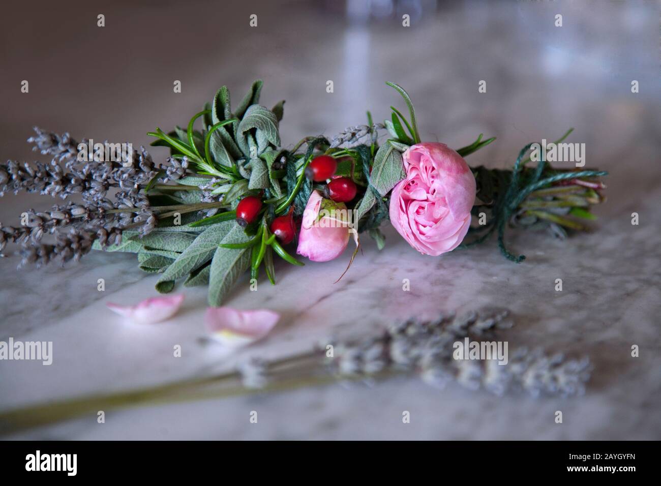 Le sauge, le romarin, la rose et la lavande sont sur fond de marbre Banque D'Images