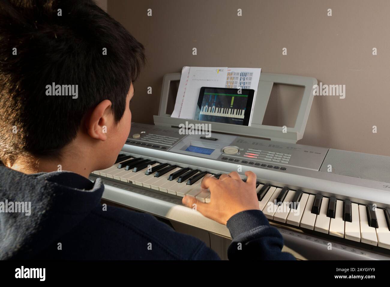 Jeune garçon, 12 ans, apprendre à jouer au clavier Photo Stock - Alamy