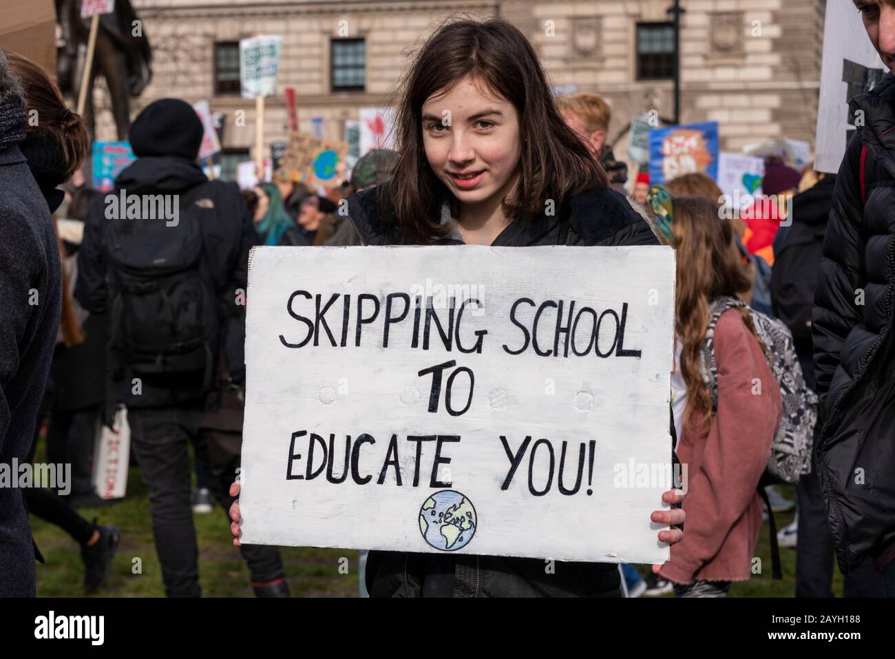 Jeune fille à une manifestation sur le climat de la grève des jeunes 4 à Parliament Square, Londres, Royaume-Uni. Ignorer l'école pour démontrer l'action sur le réchauffement climatique Banque D'Images