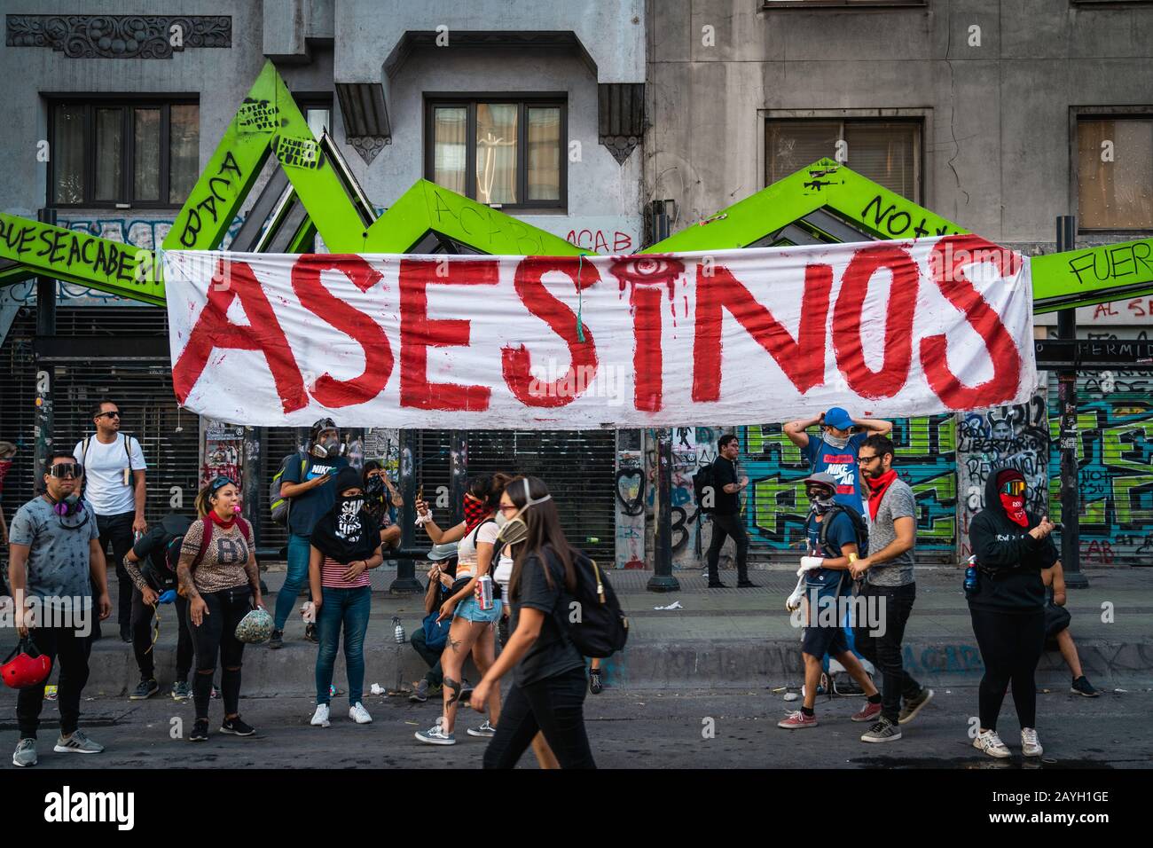 Des manifestants dans les rues autour de la Plaza de Italia lors de récentes manifestations contre le gouvernement à Santiago, au Chili. Banque D'Images