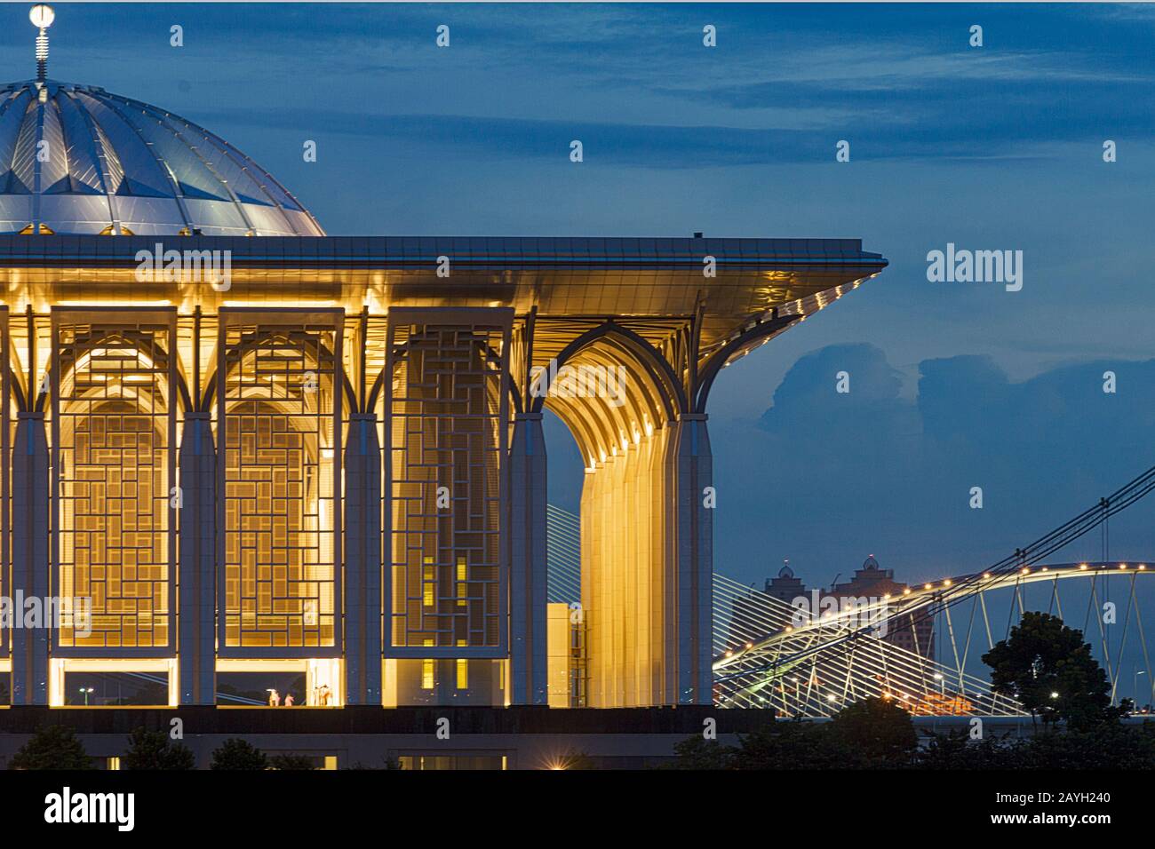 La Mosquée Tuanku Mizan Zainal Abidin, ou la Mosquée de fer la nuit à Putrajaya, en Malaisie Banque D'Images