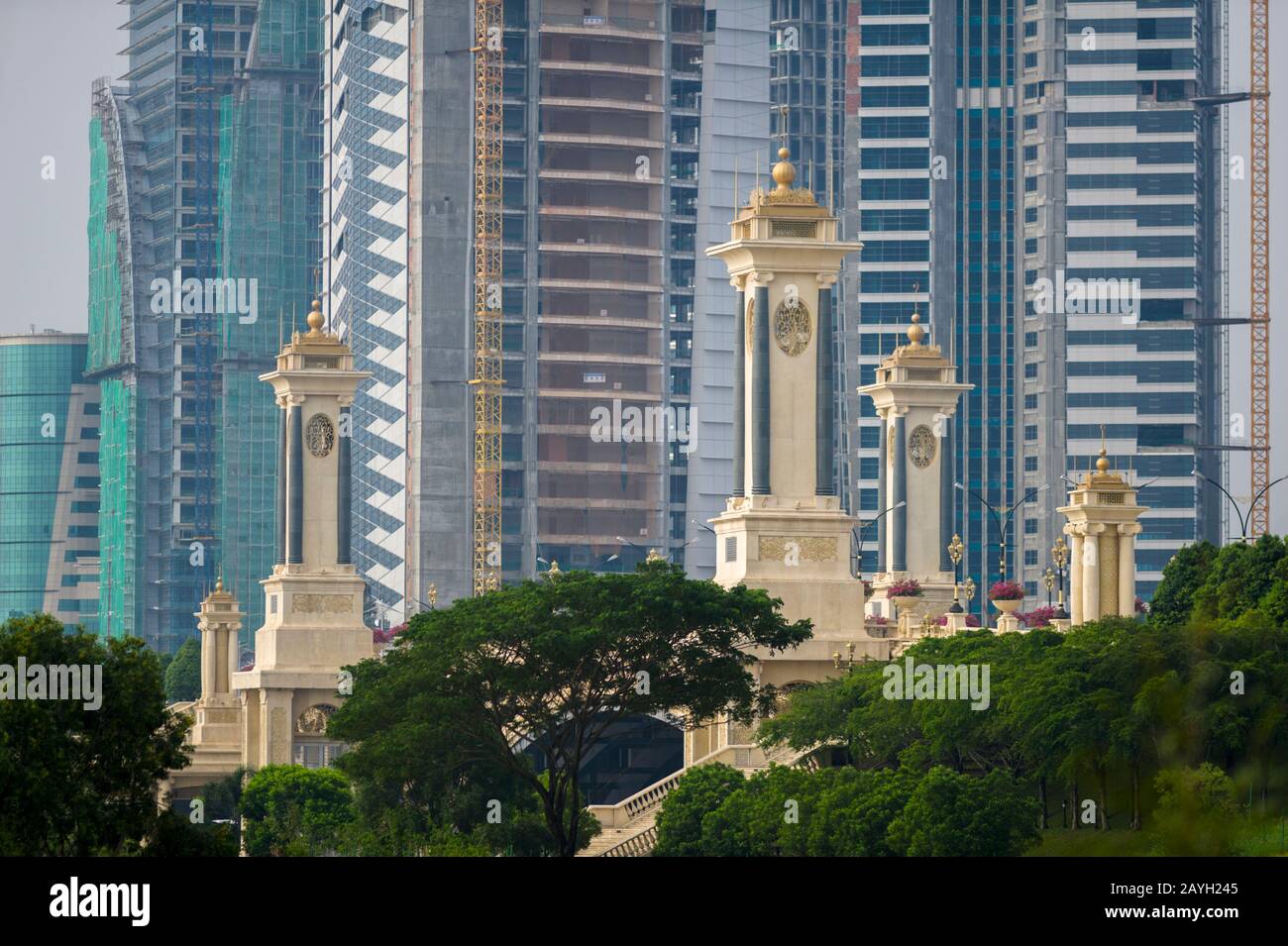 Ancien pont et nouveau buiding de l'intestin à Putrajaya, en Malaisie Banque D'Images