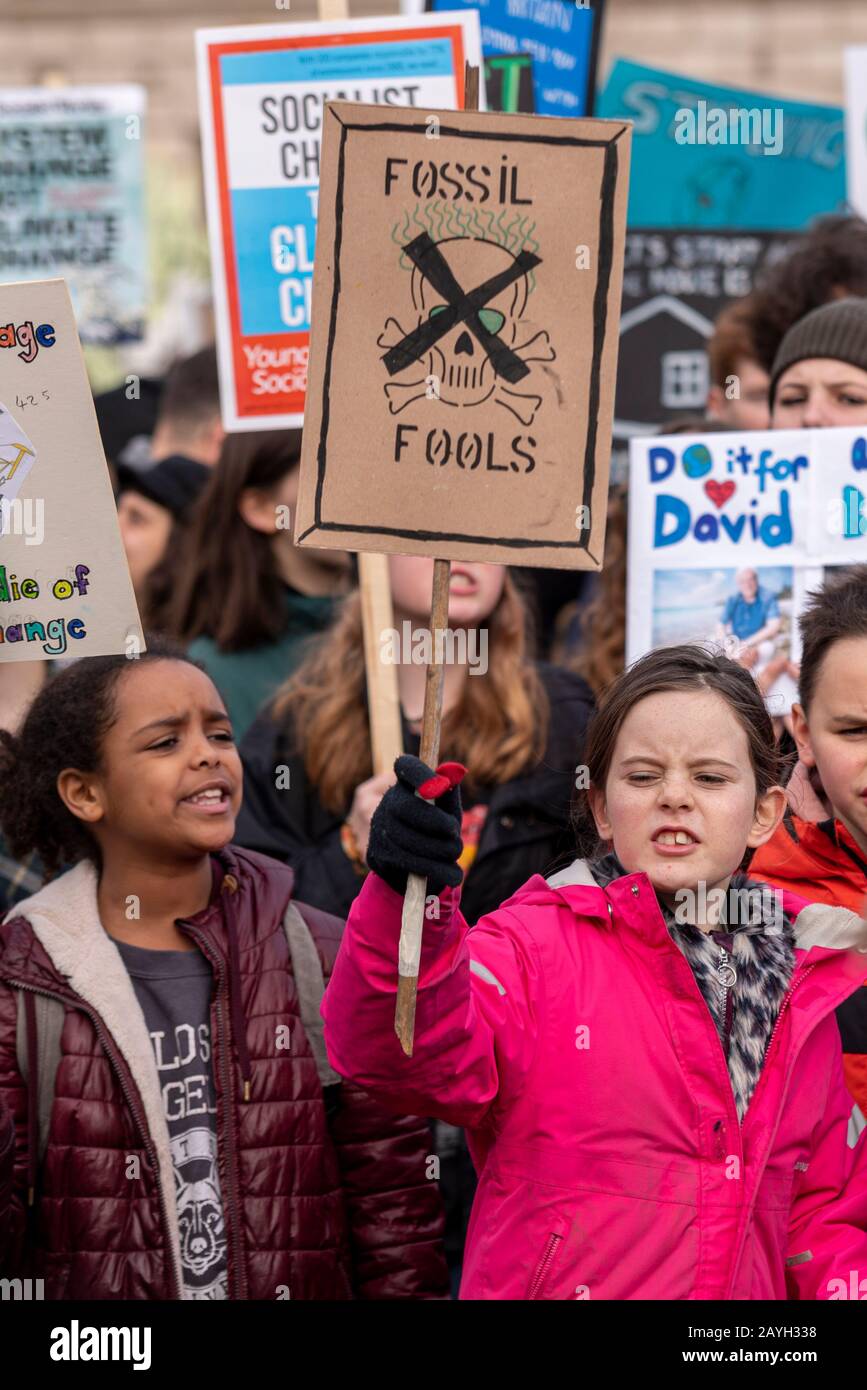 Jeunes dans une manifestation contre le climat de la grève des jeunes 4 à Parliament Square, Londres, Royaume-Uni. Les enfants qui ne sont pas scolarisés manifestent pour agir sur le réchauffement de la planète Banque D'Images