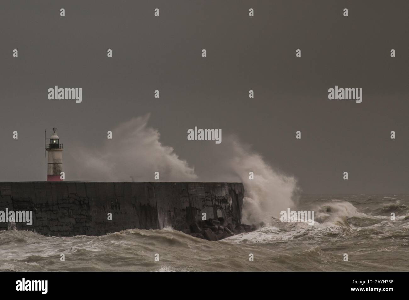 Newlaven, East Sussex, Royaume-Uni. 15 février 2020. Storm Dennis arrive sur la côte sud. Bien que le vent n'ait pas encore atteint la force de la pluie torrentielle de Ciara a commencé et des avertissements d'inondation ont été émis. Crédit: David Burr/Alay Live News Banque D'Images