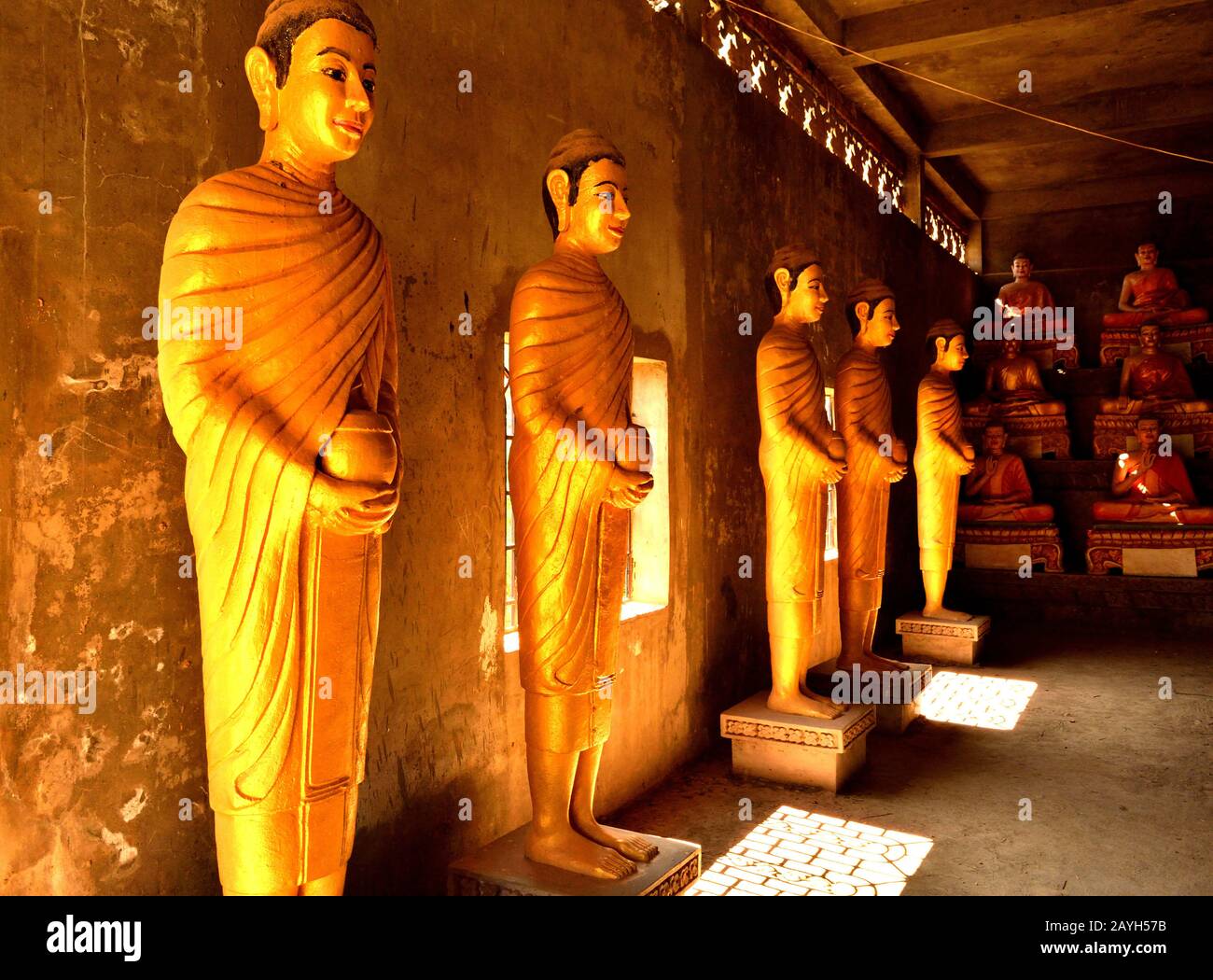 Vue sur les statues à l'intérieur du Bouddha géant dans le complexe Wat Ek Phnom, Battambang Banque D'Images