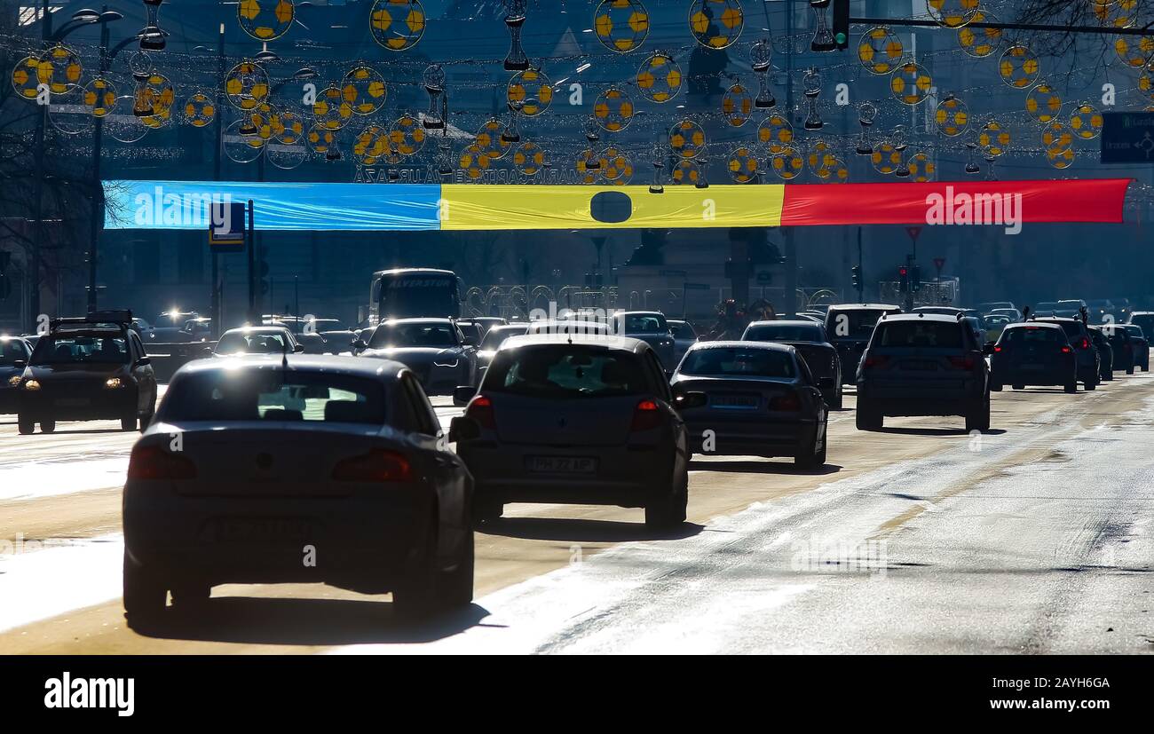 Bucarest, Roumanie - 22 décembre 2019: Un drapeau roumain avec un trou au milieu est affiché près de la place de l'Université à la mémoire des victimes du Banque D'Images
