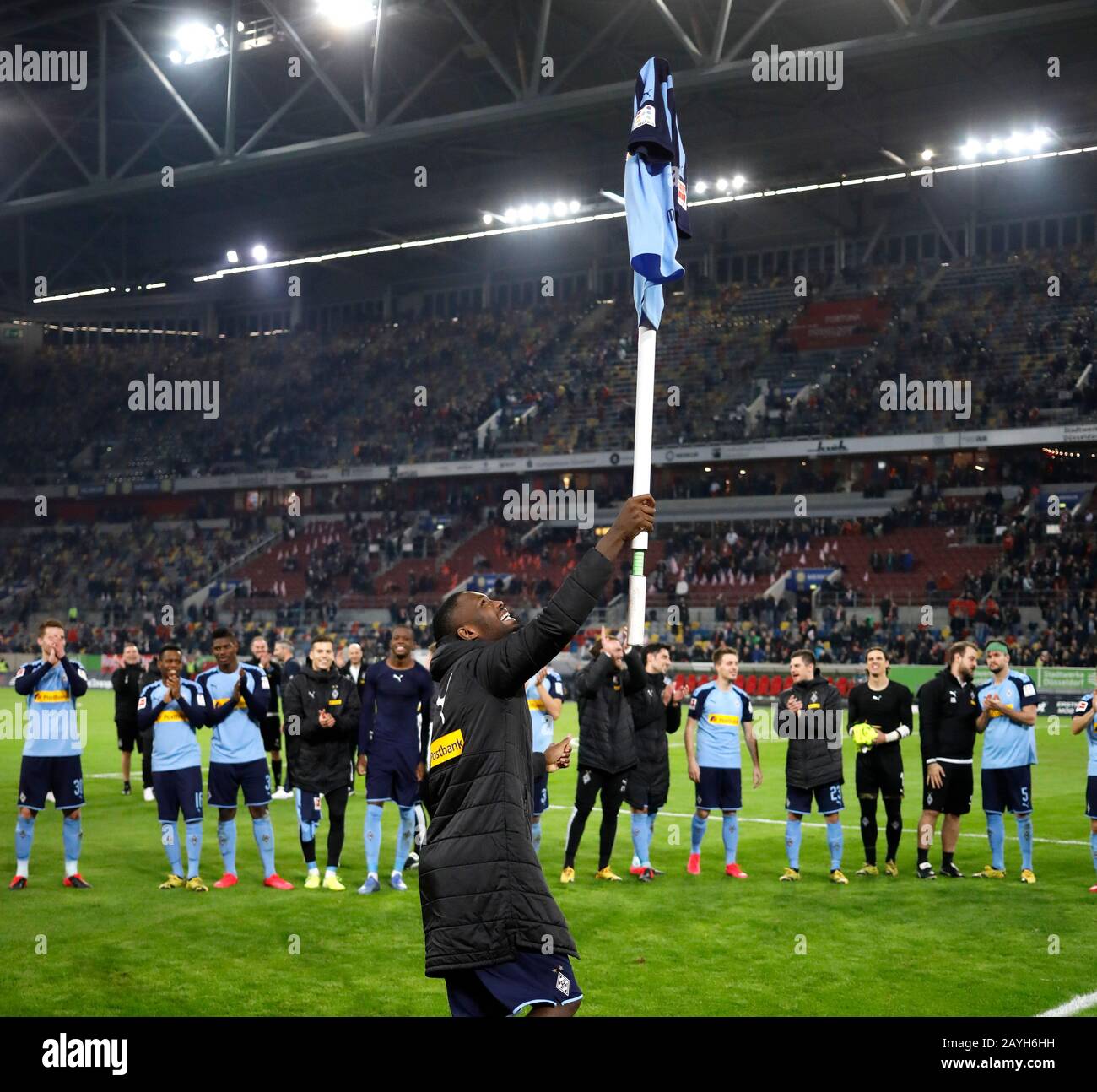 Düsseldorf, Allemagne, Merkur Spielarena, 15 Février 2020: Marcus Thuram De Bor. Moenchengladbach célèbre la victoire 4:1 après le premier match de Bundesliga Fortuna Duesseldorf contre Borussia Mšnchengladbach dans la saison 2019/2020. La réglementation DFL interdit l'utilisation de photographies comme séquences d'images et/ou quasi-vidéo. Crédit: Mika Volvmann/Alay Live News Banque D'Images