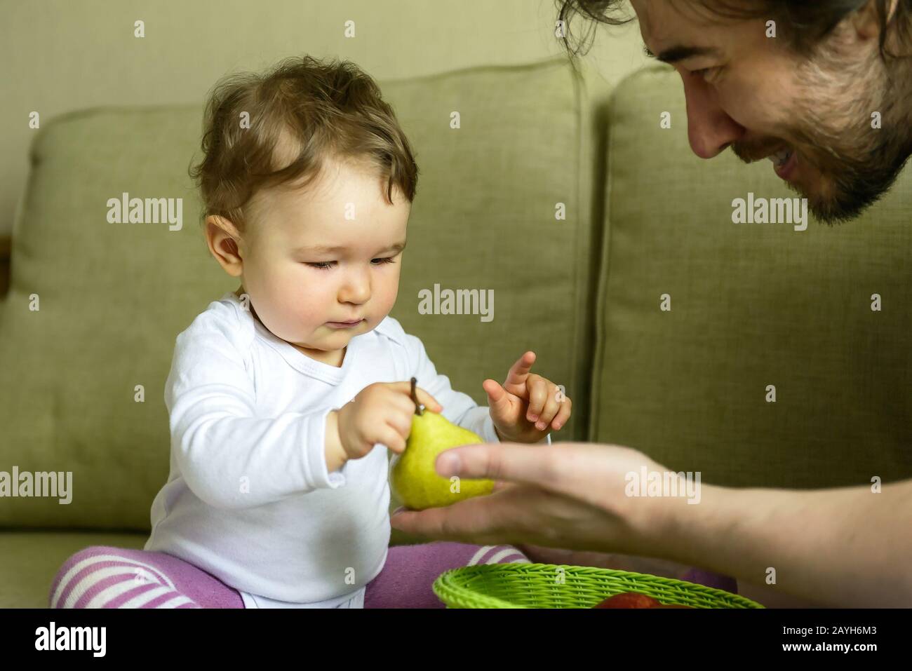 Jolie Fille De Bebe Joue Avec Des Fruits Avec Son Pere A La Maison L Enfant D Un An Regarde Attentivement La Poire Photo Stock Alamy Jolie Fille De Bebe Joue Avec Des Fruits Avec Son Pere A La Maison L Enfant D Un An Regarde Attentivement La Poire Photo Stock Alamy