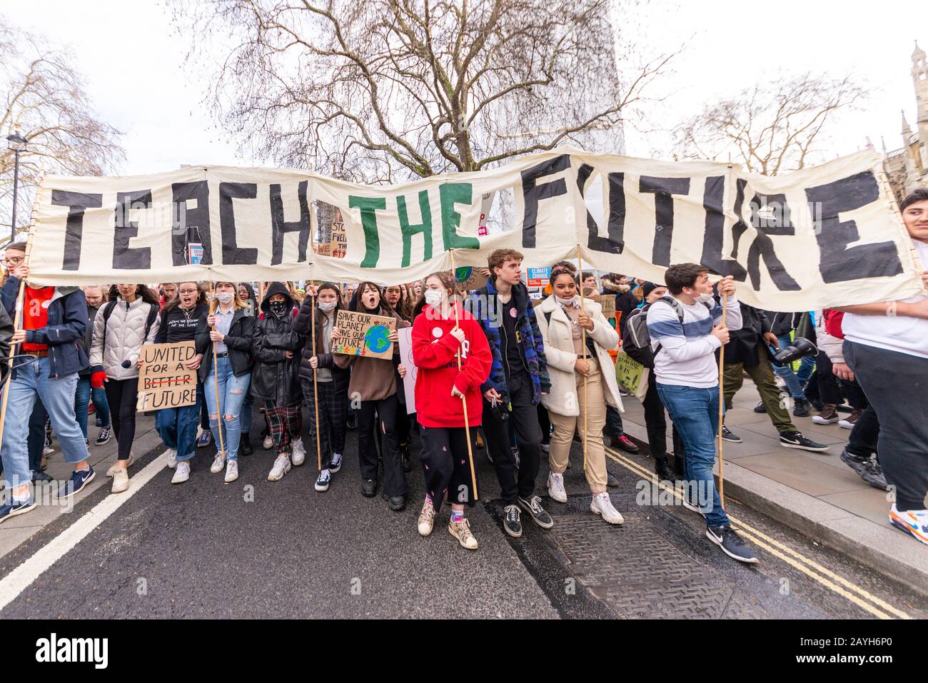 Jeunes dans une manifestation contre le climat de la grève des jeunes 4 à Parliament Square, Londres, Royaume-Uni. Les enfants qui ne sont pas scolarisés manifestent pour agir sur le réchauffement de la planète Banque D'Images