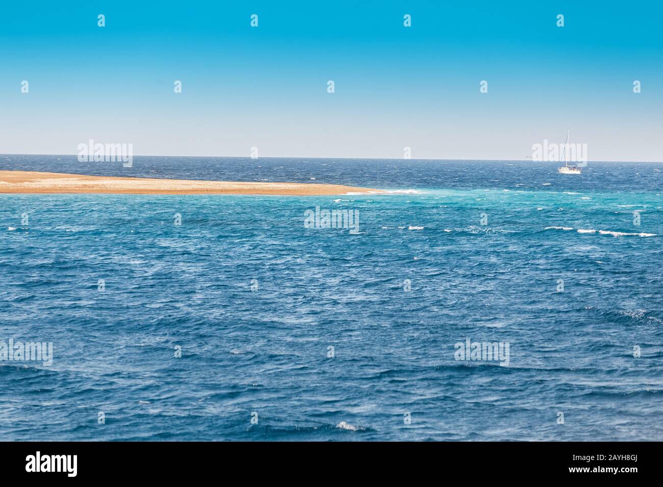 Belle plage de sable et un bateau à voile à la distance Banque D'Images