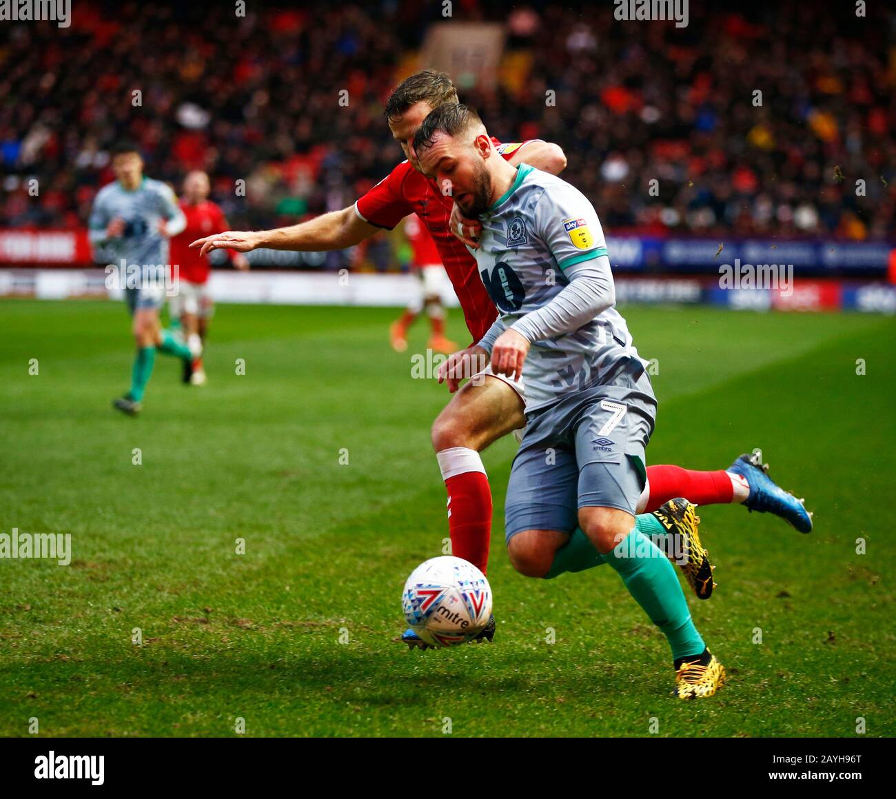 Charlton, Royaume-Uni. 15 février 2020. Charlton ANGLETERRE - 15 FÉVRIER: Adam Armstrong de Blackburn Rovers prend sur Charlton Athletic Adam Matthews pendant le match de championnat entre Charlton Athletic et Blackburn Rovers au stade Valley le 15 février 2020 à Charlton, Angleterre crédit: Action Foto Sport/Alay Live News Banque D'Images