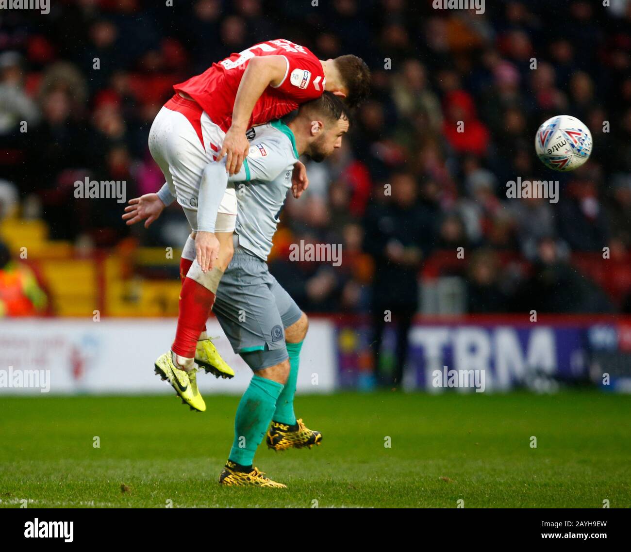 Charlton, Royaume-Uni. 15 février 2020. Charlton ANGLETERRE - 15 FÉVRIER : Tom Lockyer, de Charlton Athletic, prend le tour d'Adam Armstrong de Blackburn Rovers lors du match de championnat entre Charlton Athletic et Blackburn Rovers au stade Valley le 15 février 2020 à Charlton, Angleterre crédit: Action Foto Sport/Alay Live News Banque D'Images