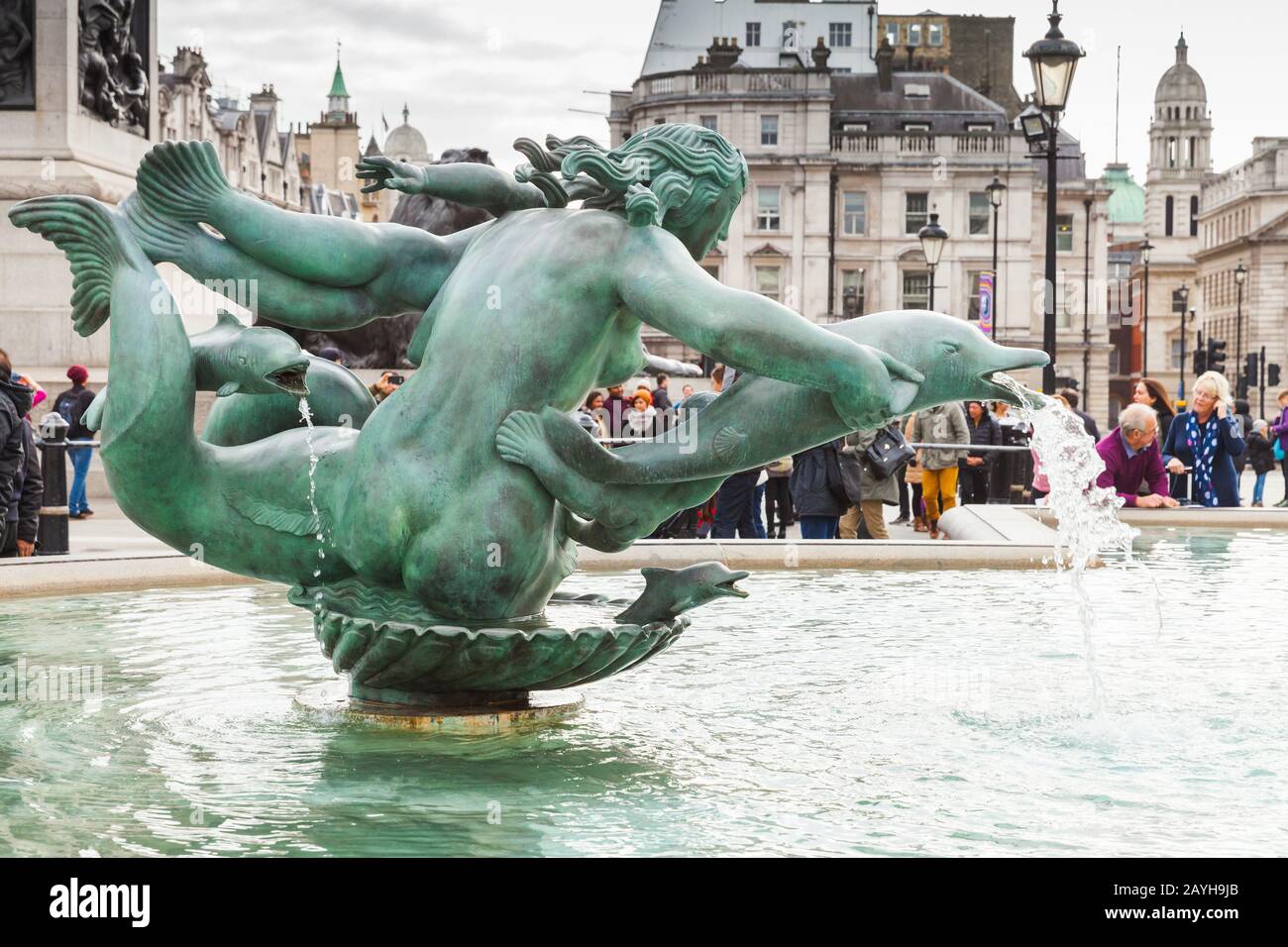 Londres, Royaume-Uni - 29 octobre 2017 : les touristes sont près de la fontaine de Trafalgar Square Banque D'Images