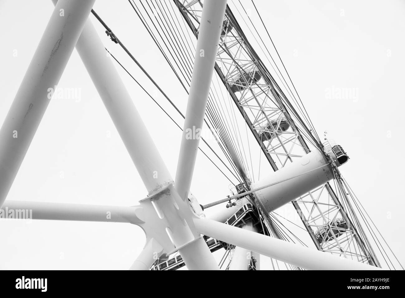 Londres, Royaume-Uni - 31 octobre 2017 : fragment de la roue géante Ferris London Eye montée sur la rive sud de la Tamise, noir abstrait et whi Banque D'Images