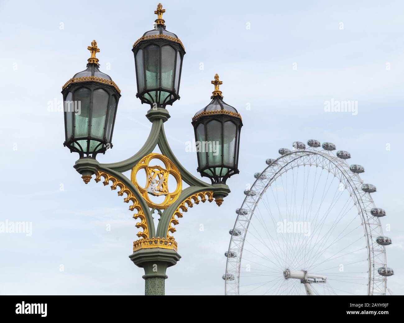 Londres, Royaume-Uni - 31 octobre 2017 : feu de rue vintage et roue géante Ferris London Eye sur fond Banque D'Images
