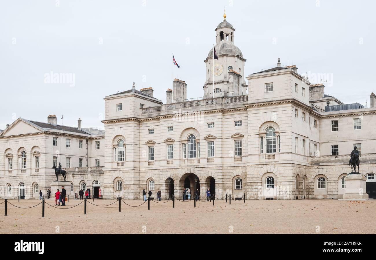 Londres, Royaume-Uni - 31 octobre 2017 : les touristes marchent sur la place des gardes du cheval, monument historique de la Cité de Westminster, Londres Banque D'Images