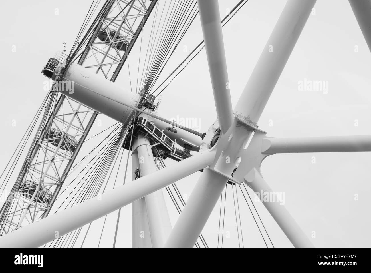 Londres, Royaume-Uni - 31 octobre 2017 : fragment de la structure de roue géante Ferris de London Eye, photo noire et blanche abstraite Banque D'Images