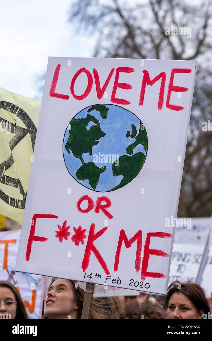 Jeunes dans une manifestation contre le climat de la grève des jeunes 4 à Parliament Square, Londres, Royaume-Uni. Les enfants qui ne sont pas scolarisés manifestent pour agir sur le réchauffement de la planète Banque D'Images