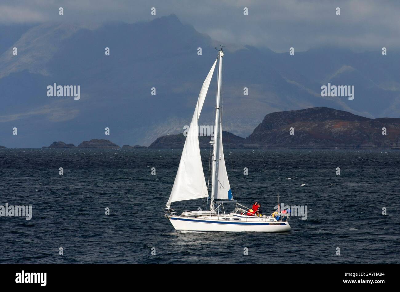 Hallberg-Rassy 36 Yacht à voile, qui passe devant le point de Sleat, l'île de Skye, Inner Hebrides, Écosse Banque D'Images