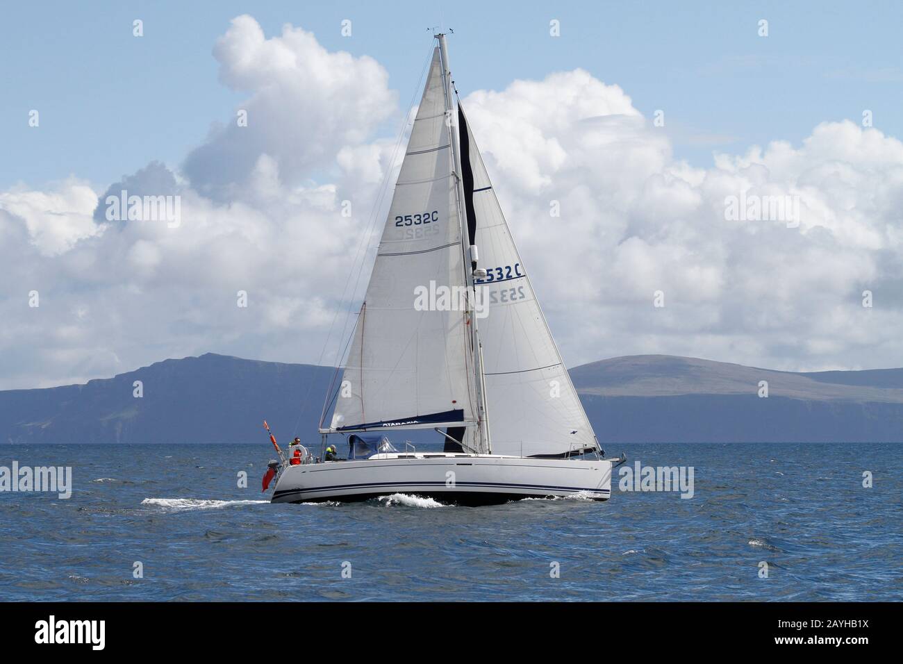 Dufour 40 Yacht à voile 'Ataraxia', au large de South Uist, Western Isles, avec l'île de Skye au loin, Ecosse Banque D'Images
