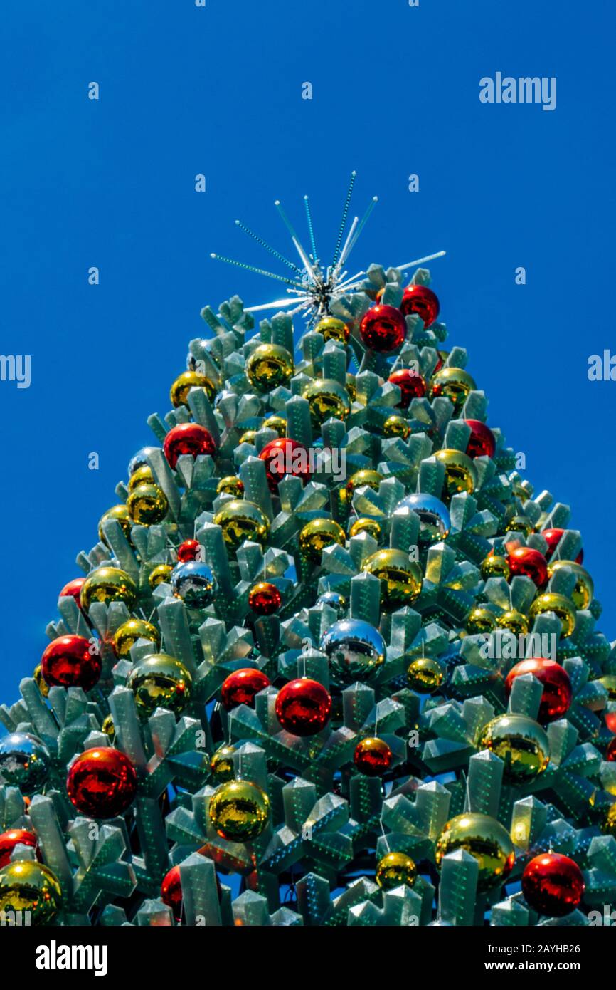 Arbre de Noël extérieur contre le ciel bleu Banque D'Images