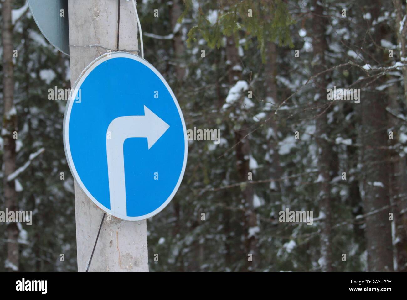 Panneau de signalisation sur fond sombre. Transport sur l'autoroute. Concept de sécurité routière. Panneau de rue. Arrière-plan de voyage. Banque D'Images