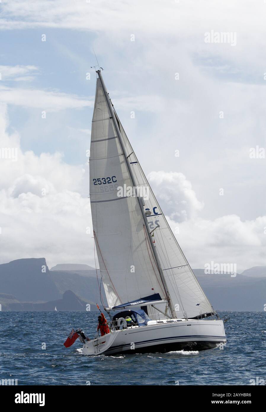 Dufour 40 Yacht à voile 'Ataraxia', au large de South Uist, Western Isles, avec l'île de Skye au loin, Ecosse Banque D'Images