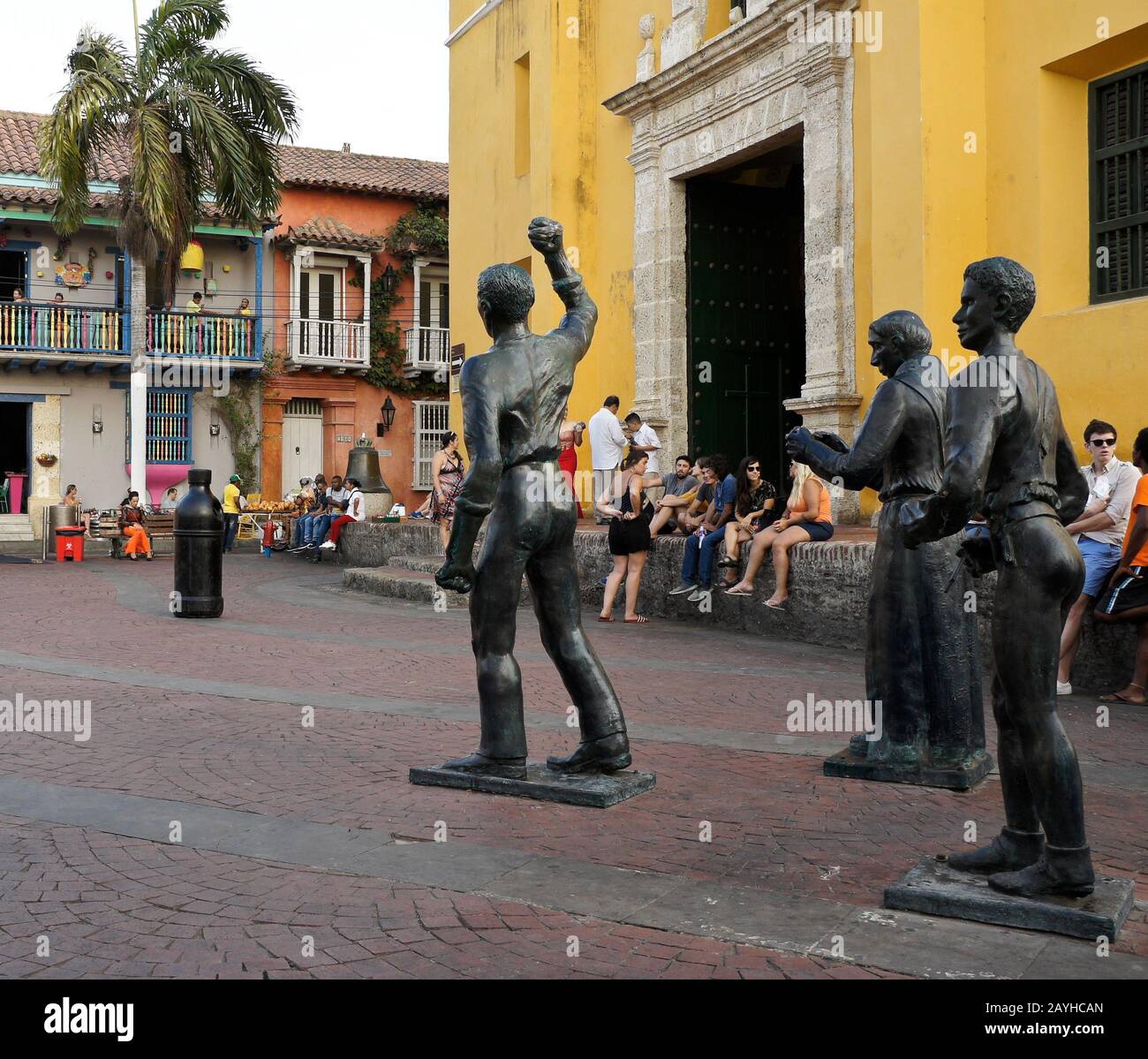 Sculptures en bronze de héros indépendants à l'extérieur de l'église sur la Plaza de la Santisima Trinidad (Trinidad Square) à Getsemani, Carthagène, Colombie Banque D'Images