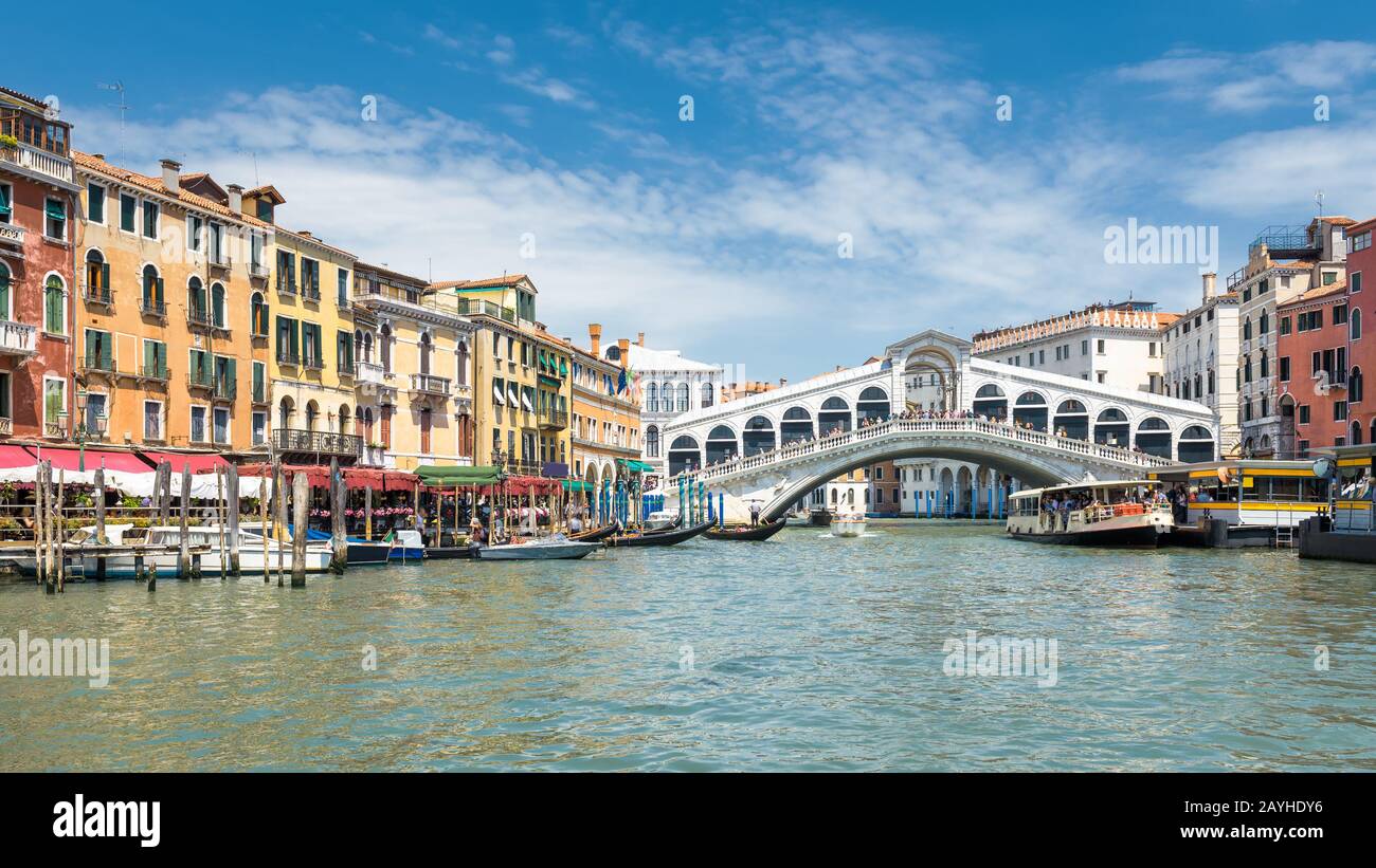 Célèbre pont du Rialto au-dessus du Grand Canal à Venise, en Italie. Pont du Rialto (Ponte di Rialto) est l'une des principales attractions touristiques de Venise. Banque D'Images