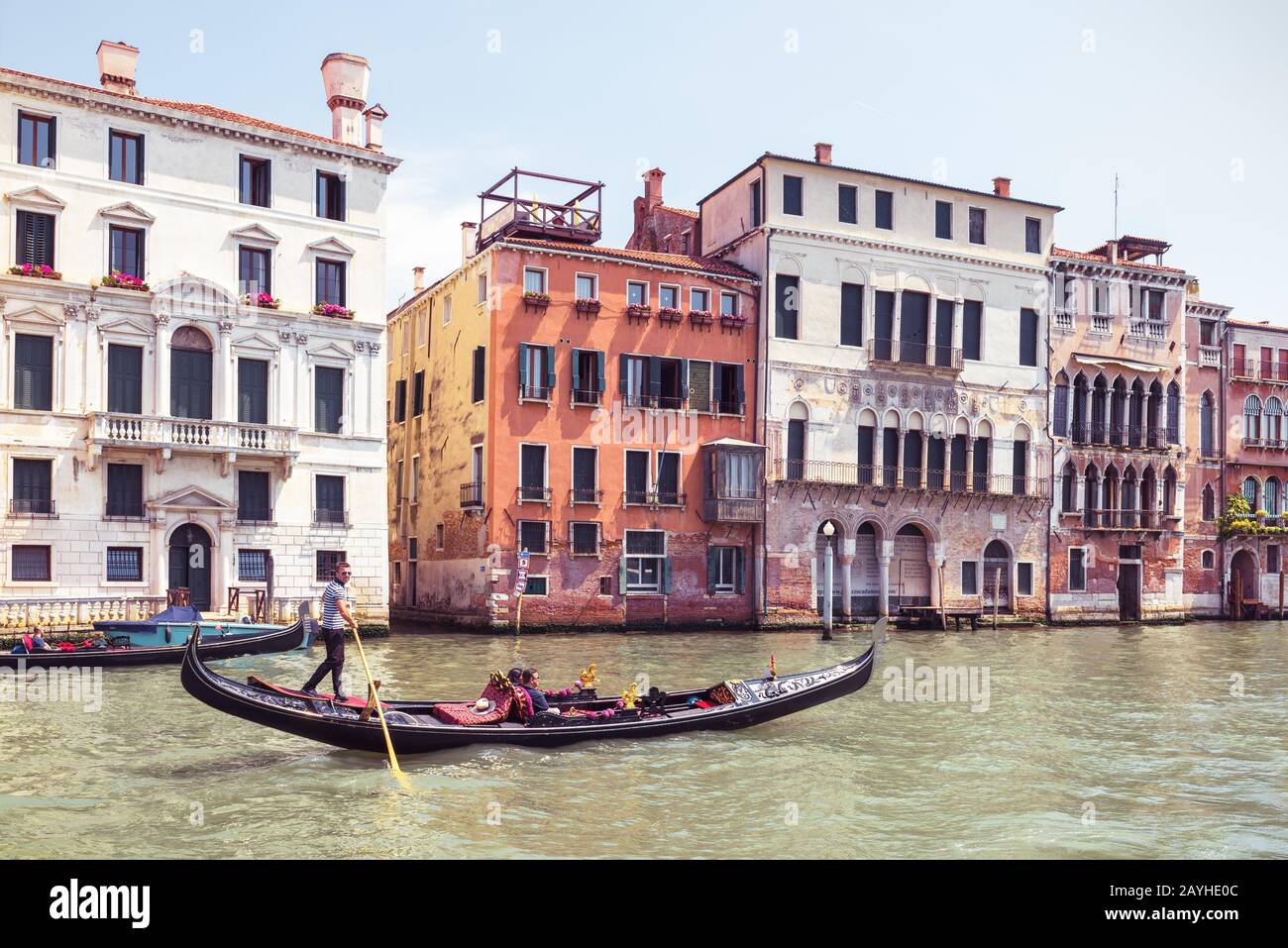 Venise, Italie - 18 mai 2017 : télécabine avec voiles touristiques sur le Grand Canal à Venise. Excursion romantique en eau sur une gondole à Venise. Vue panoramique ensoleillée o Banque D'Images