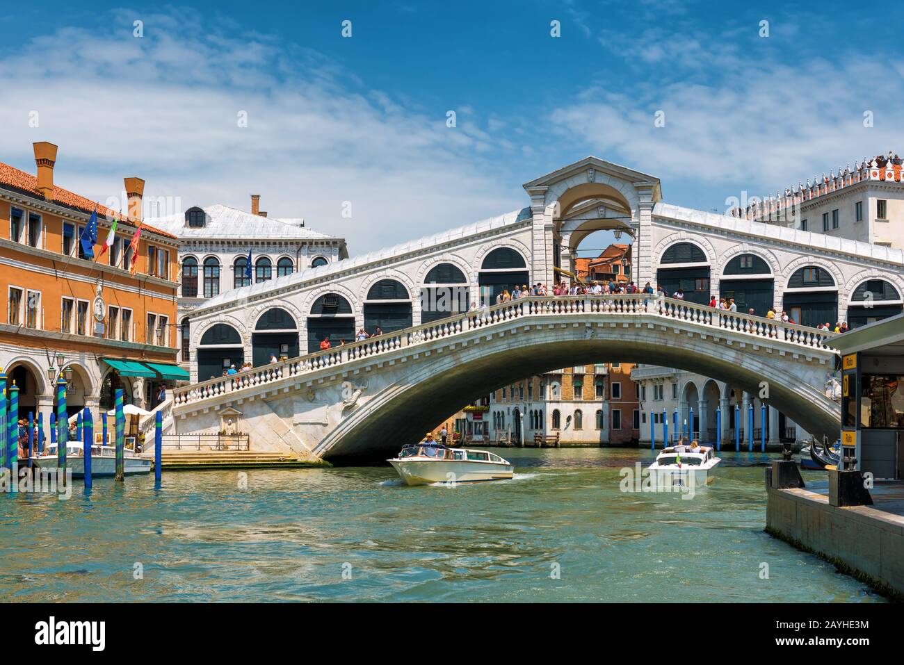 Venise, Italie - 18 mai 2017 : le vieux pont du Rialto au-dessus du Grand Canal. Pont du Rialto (Ponte di Rialto) est l'une des principales attractions touristiques De Ve Banque D'Images
