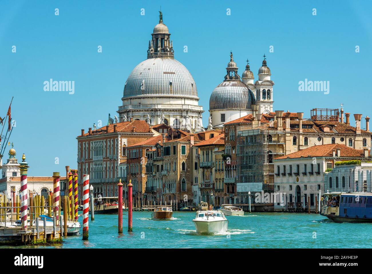 Des bateaux-taxis et d'autres bateaux naviguent le long du Grand Canal à Venise, en Italie. Les bateaux à moteur sont le principal moyen de transport à Venise. Santa Maria Della Salute Banque D'Images