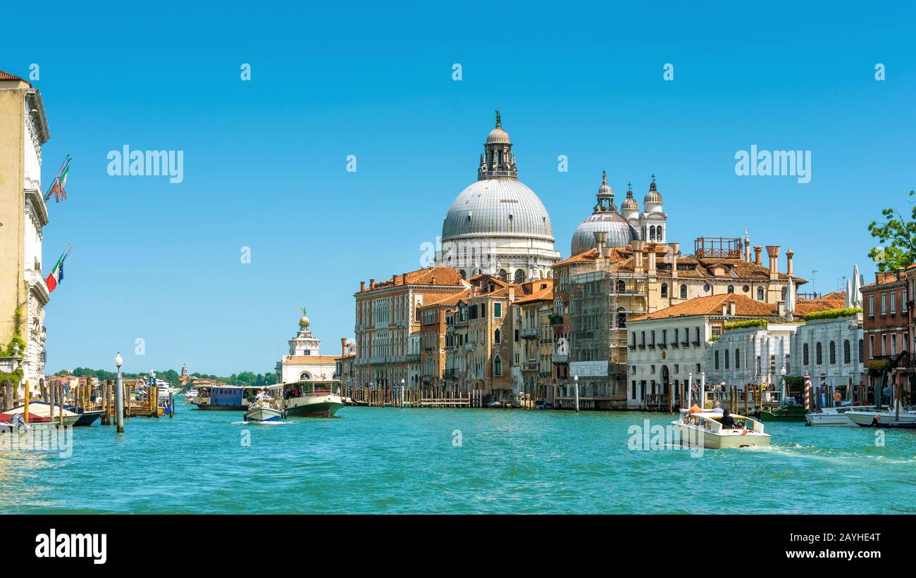 Vue panoramique sur le Grand Canal avec la basilique de Santa Maria della Salute à Venise, Italie. Le Grand Canal est l'un des principaux corridors de circulation de l'eau Banque D'Images