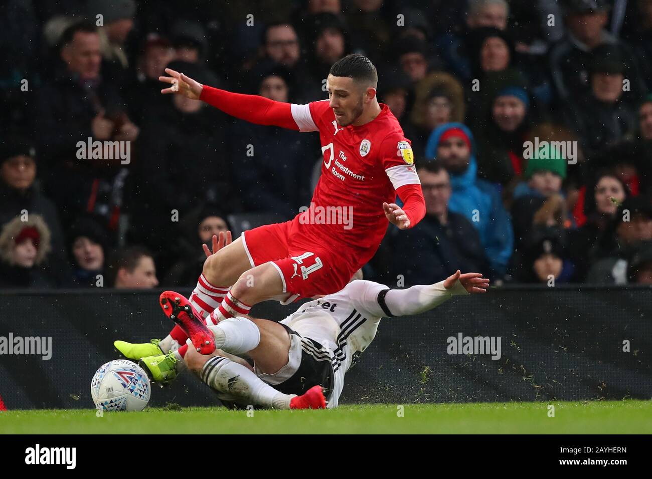 Londres, Royaume-Uni. 15 février 2020. Tom Cairney, milieu de terrain de Fulham, foule Conor Chaplin de Barnsley pendant le match de championnat EFL entre Fulham et Barnsley, au Craven Cottage, Fulham, Londres, 25 février 2020 crédit: Action Foto Sport/Alay Live News Banque D'Images