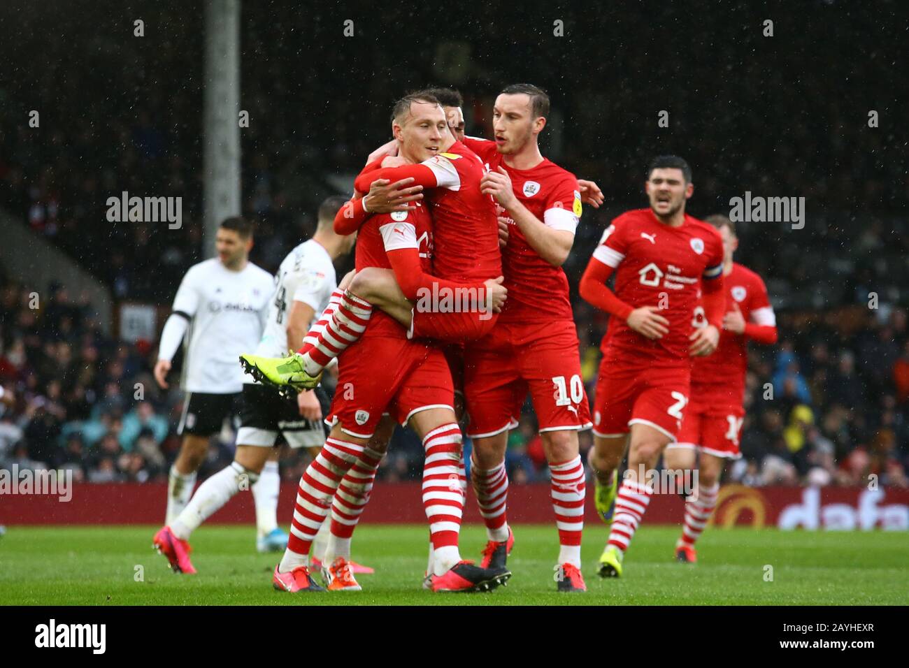 Londres, Royaume-Uni. 15 février 2020. Forward Cauley Woodrow de Barnsley célèbre la notation d'un objectif lors du match de championnat EFL entre Fulham et Barnsley, au Craven Cottage, Fulham, Londres, 25 février 2020 crédit: Action Foto Sport/Alay Live News Banque D'Images