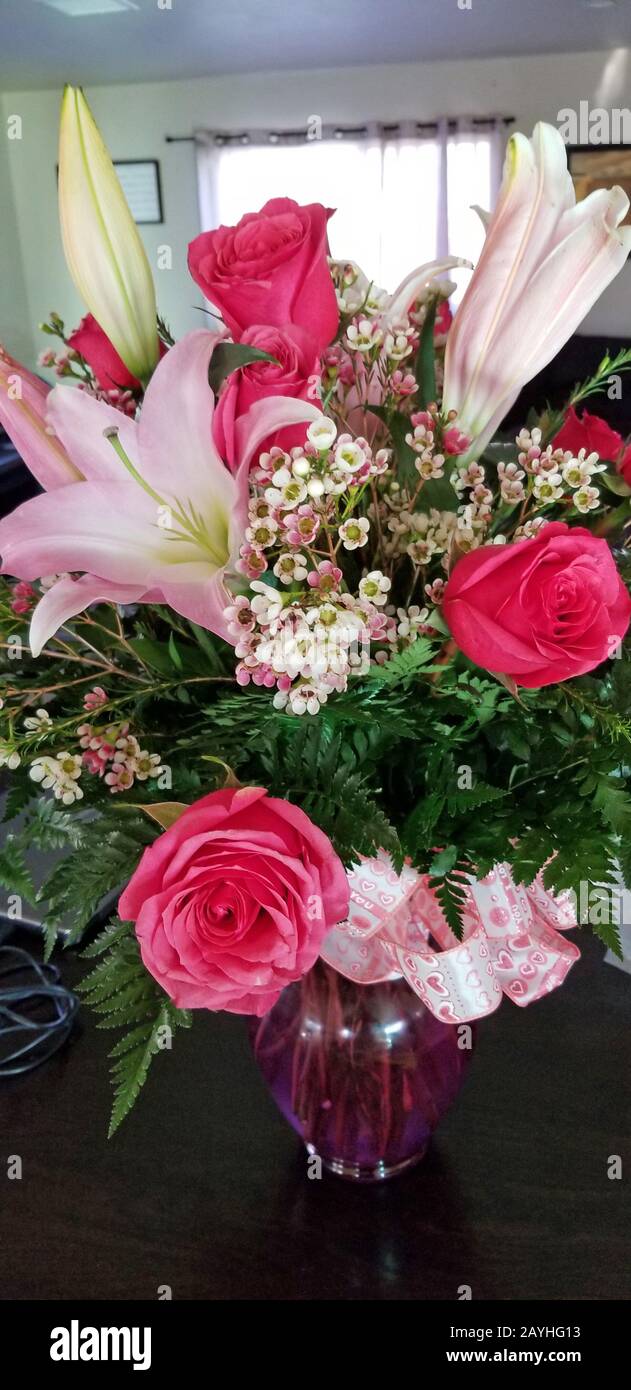 Arrangement De Roses Et De Fleurs De Lys Banque D'Images
